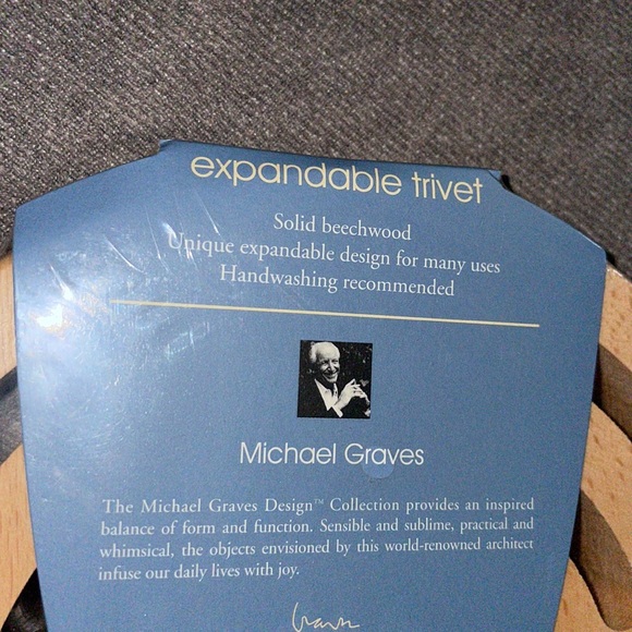 NWT.  Michael Graves Designs.  Expandable BAMBOO Trivet. - Picture 3 of 4